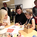 19. desember: Kronprinsparet besøker barneavdelingen på Drammen sykehus. Der fikk de flette julekurver og tegne sammen med barna. Foto: Lise Åserud / NTB Scanpix